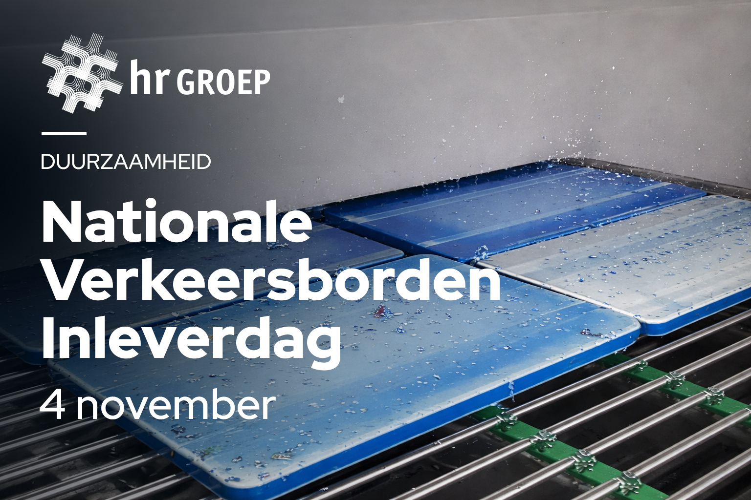 Oude blauwe verkeersborden op een transportband tijdens het Re-Sign proces, met daarop de tekst ‘Nationale Verkeersborden Inleverdag – 4 november 2026’ en het logo van HR Groep.