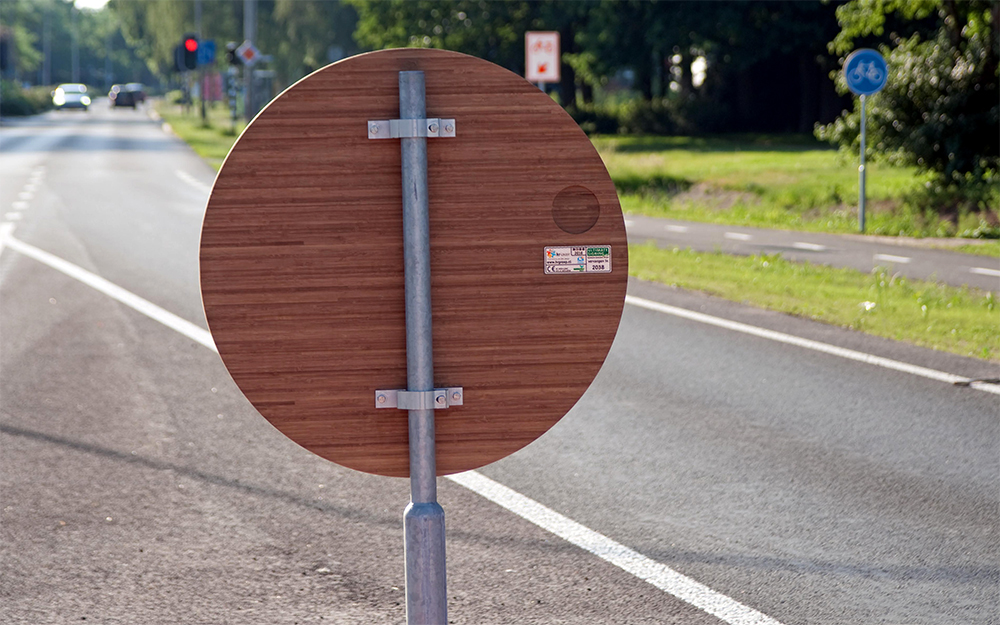 Gemeente Amsterdam start proef; bamboe verkeersborden