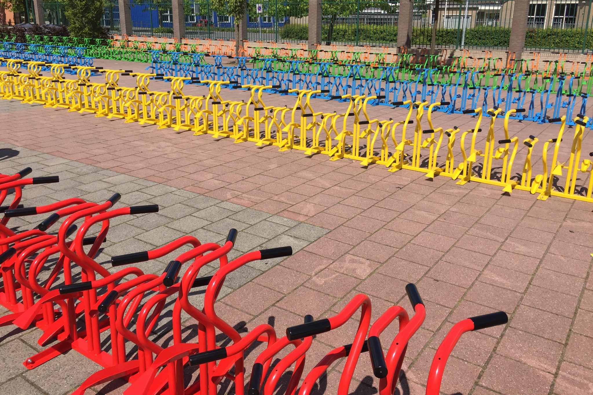 Kleurrijke fietsparkeervoorzieningen op een buitenterrein