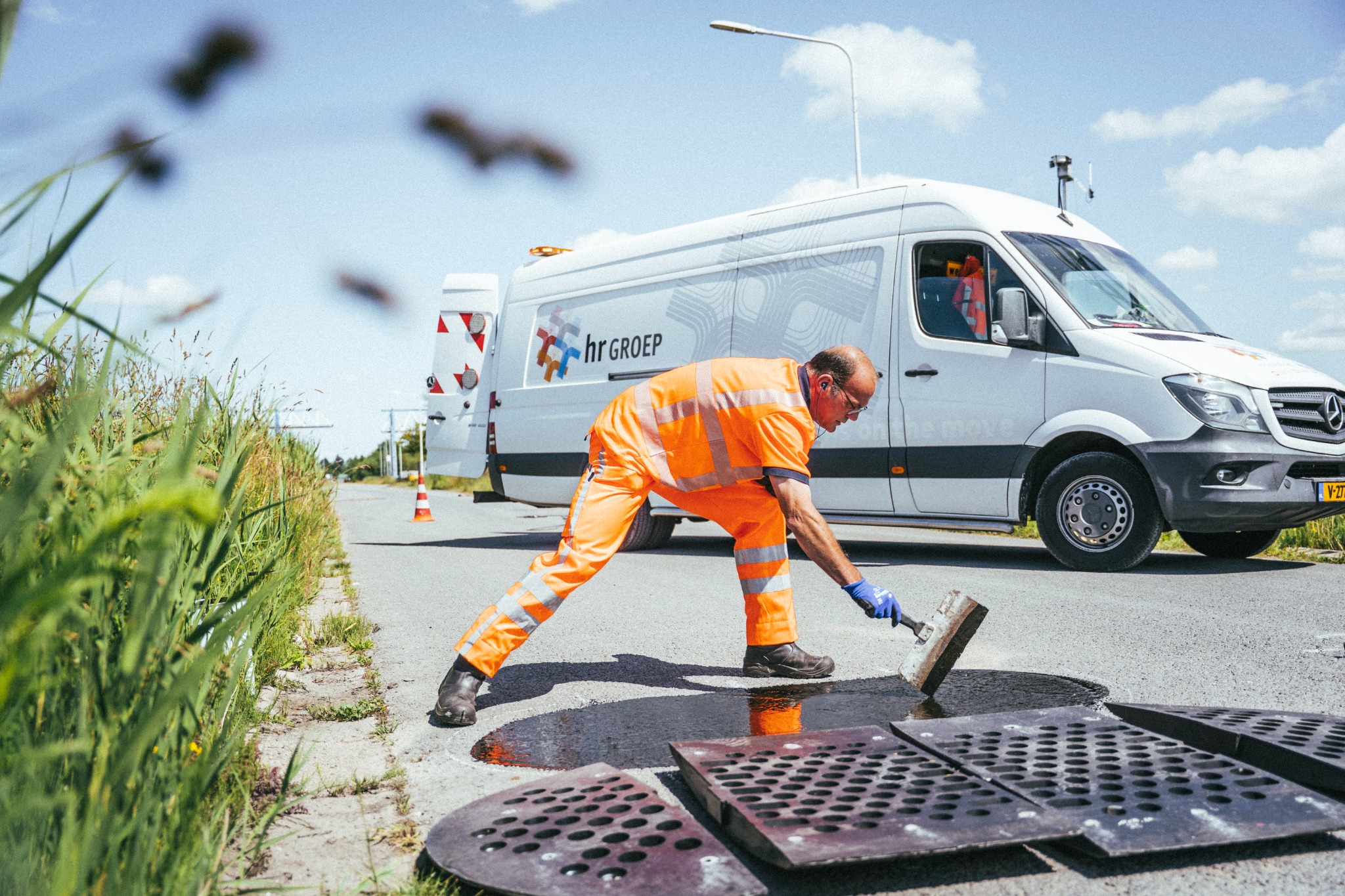 Medewerker van HR Groep bereidt de ondergrond voor bij het plaatsen van een rijbaankussen