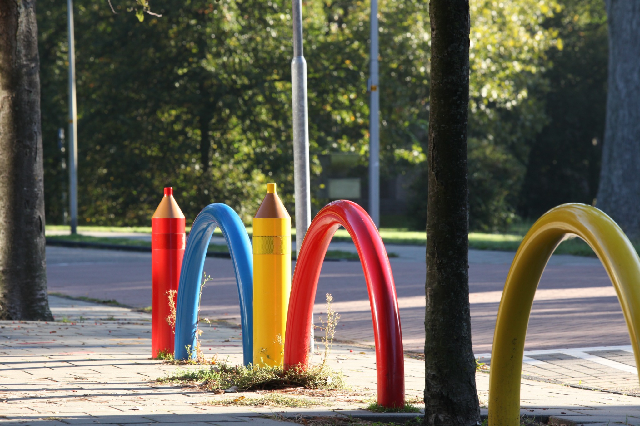 Pierre Pencil trottoirpalen en geleidebogen langs een trottoir